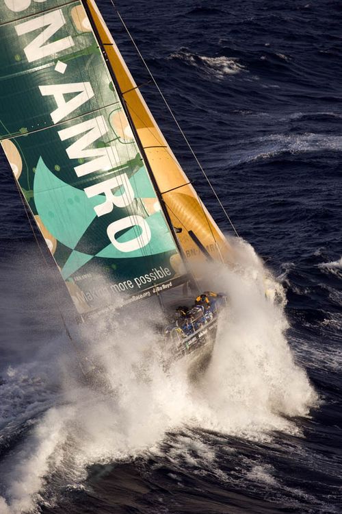 ABN Amro 1 nas ondas da terceira perna (foto: Divulgação/ VOR)