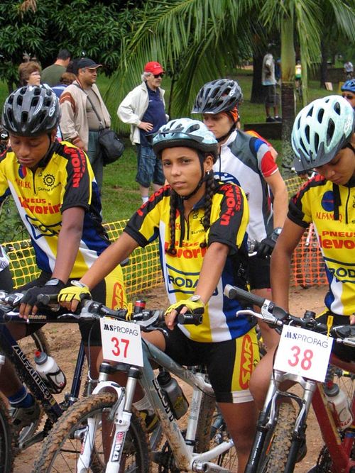 Elite feminina espera para largada (foto: Amigos da Bike)