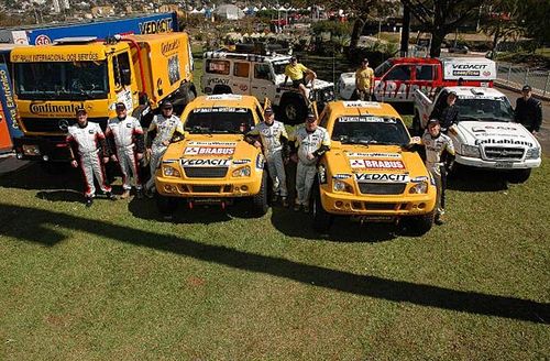 Equipe no Rally dos Sertões 2005 (foto: Cláudio Patto/ www.webventure.com.br)