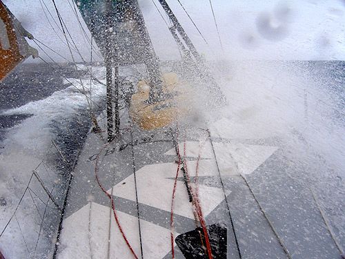 ABN Amro 1 enfrenta spray de água nos mares do Sul (foto: VOR/ ABN Amro 1)