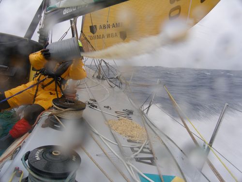 ABN Amro 1 enfrenta fortes ondas nos mares do sul (foto: VOR/ ABN Amro 1)