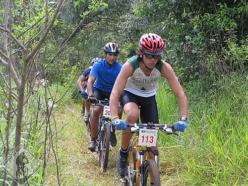 Bikers em single track. (foto: Amigos da Bike/ www.amigosdabike.com.br)