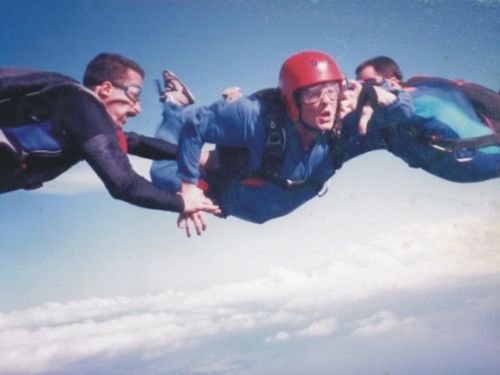 Os instrutores auxiliam para que seja um salto perfeito (foto: Arquivo pessoal)