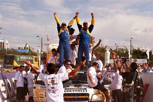 Edu Piano e Rogério Almeida comemoram a vitória no Rally dos Sertões 2005 (foto: Tom Papp/ www.webventure.com.br)