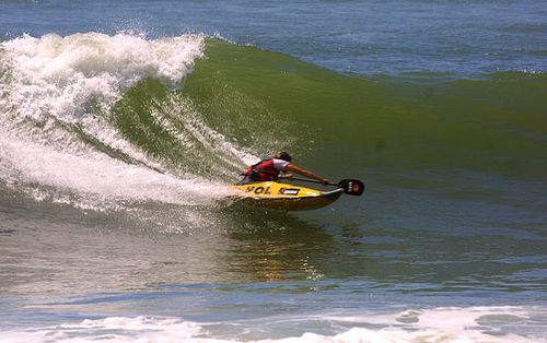 Bebeta no kayaksurf (foto: Dominic Rodwell)