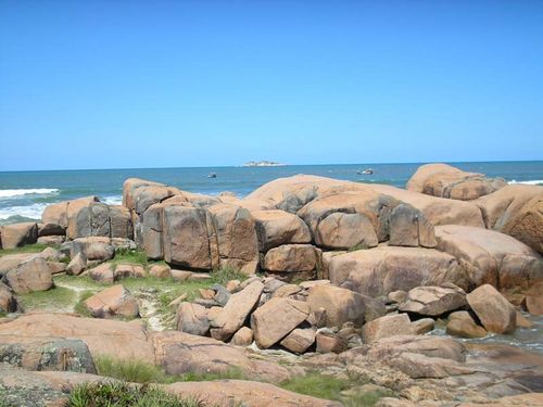 Não faltam opções de boulder em Laguna. (foto: Rodrigo Zanotto/Arquivo pessoal)