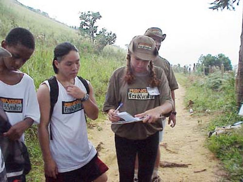 Monitora da Eco Sistema ajuda participantes com a planilha (foto: Carol D'Essen)