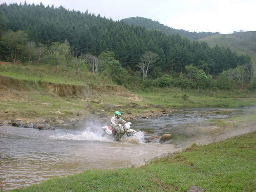 Juca Bala atravessa rio durante a prova de Natividade  em 2000 (foto: Luciana de Oliveira / Arquivo Webventure)