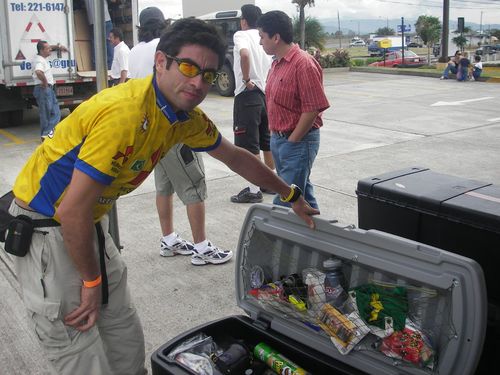 Rafael Campos prepara-se para checagem de equipamentos (foto: Marina Verdini/ Quasar Lontra)