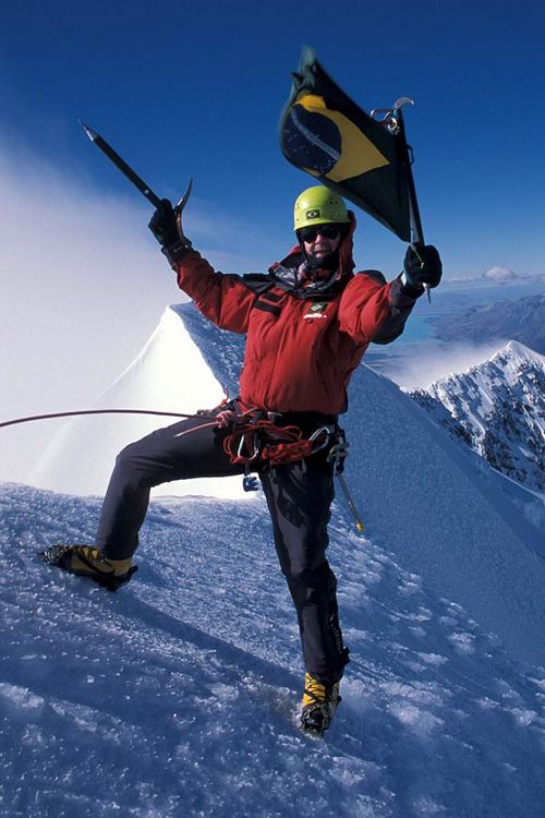 Waldemar Niclevicz no topo do Monte Cook (foto: Divulgação)