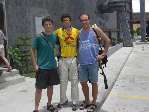 Mauricio Estevez  Rafael Campos e Marco Aurélio na Costa Rica  antes da largada (foto: Marina Verdini/ Quasar Lontra)