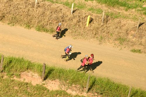 Atletas durante o trekking (foto: Sammy W)