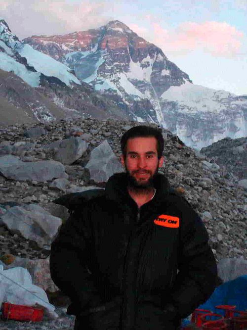 Rodrigo Raineri com o Everest ao fundo  em 2005 (foto: Vitor Negrete)