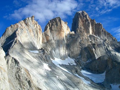 Face oeste dos três picos: Agulha Guillaumet 2.593m  Agulha Mermoz 2.754m e o Fitz Roy 3.441m (foto: Sean Leary)