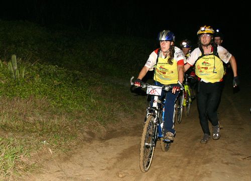 Competidores atravessam a noite em 2005 (foto: Divulgação)