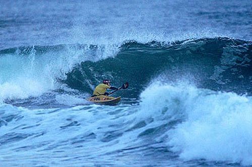 Roberta Borsari praticando kayaksurf (foto: Arquivo Pessoal)