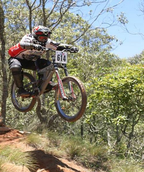 Biker na Tríplice Coroa de Downhill (foto: César Matono)