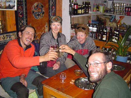 Vitor (de vermelho) comemora trekking ao campo base do Everest  (em 2003) em Lukla: sua alegria estará sempre conosco (foto: Arquivo pessoal)