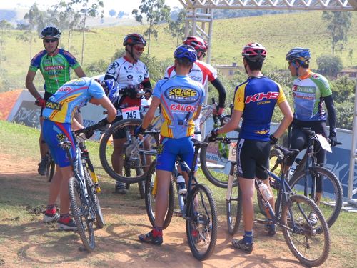 Ciclistas se reúnem na largada da segunda etapa (foto: Debora de Lucas/ www.webventure.com.br)