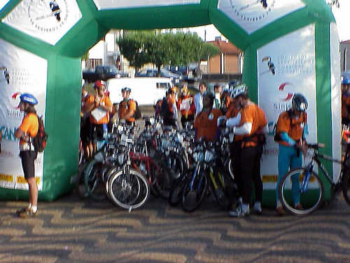 Equipes tomando os seus postos  minutos antes da largada (foto: Débora de Cássia)