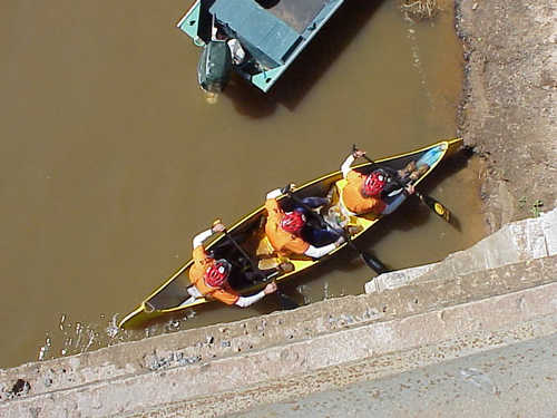 Equipe Reebok na chegada do trecho de canoagem: desclassificada por pular PC (foto: Débora de Cássia)