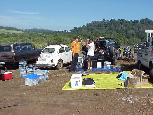 Aparatos das equipes de apoio: em geral  elas organizam comida e equipamentos dos atletas (foto: Débora de Cássia)