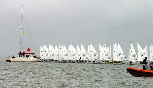 Largada da classe Laser Radial na Holanda (foto: Divulgação)