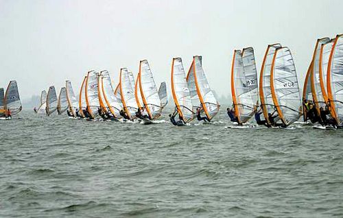 Largada da RS:X (foto: Divulgação/ Holland Regatta)