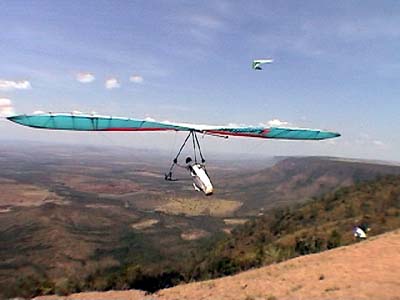 Piloto decola em rampa natural. Brasília mostrou que também é cidade de asa-delta. (foto: Paulo Fernandes)