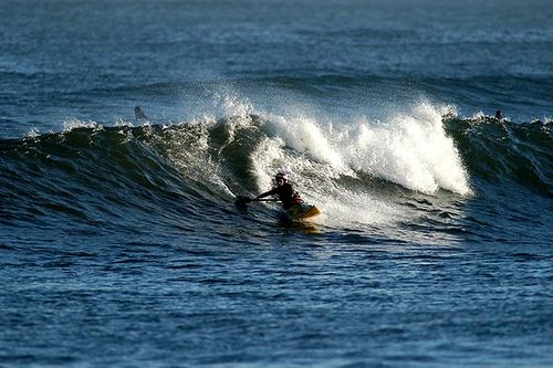 Kayaksurf  a mistura entre canoagem e surf (foto: Arquivo Pessoal Roberta Borsari)