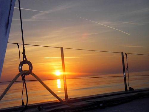 Vento fraco e o sol no horizonte em noite da oitava perna da Volvo (foto: Divulgação/ VOR)