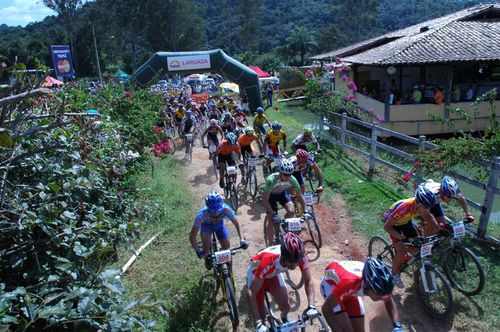 Largada da Elite Masculino na primeira etapa da Copa Assitur de MTB 2006 (foto: Divulgação/Copa Assitur de MTB)