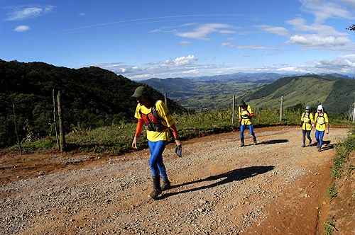 Equipe cumpre trekking (foto: Ricardo Malufe)