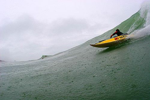 Kayaksurf (foto: Dominic Rodwell)