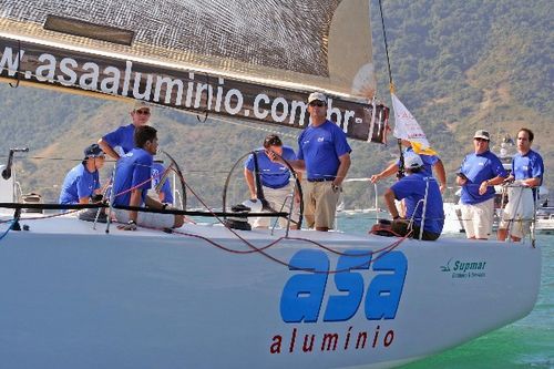 Tripulação do Asa sob o comando de Lars Grael (foto: Divulgação/ ZDL)