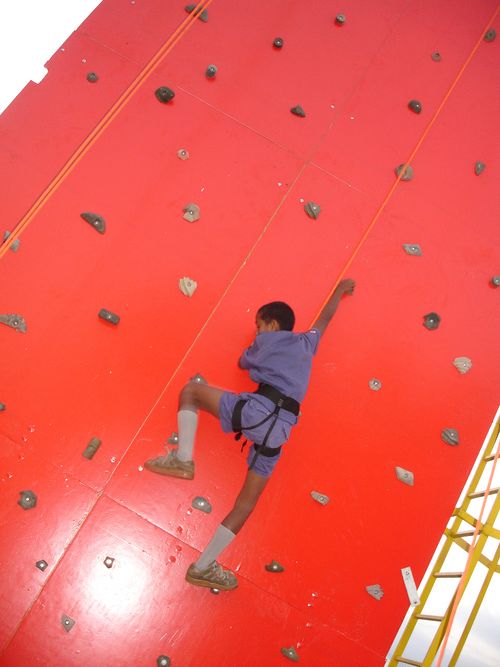 Menino pratica escalada em parede (foto: Alexandre Faletti)