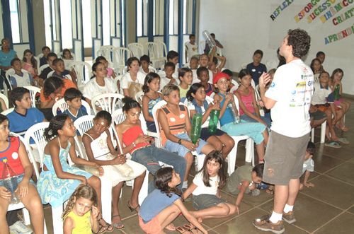 Palestra com mães em escola pública (foto: Divulgação Trilha Brasil)