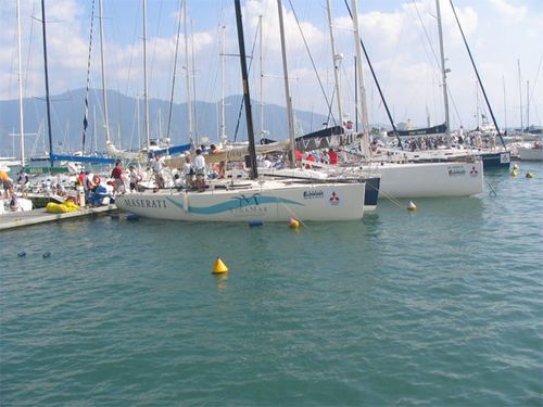 Veleiros se preparam para partir do Yacht Club de Ilhabela (foto: Daniel Costa/ www.webventure.com.br)