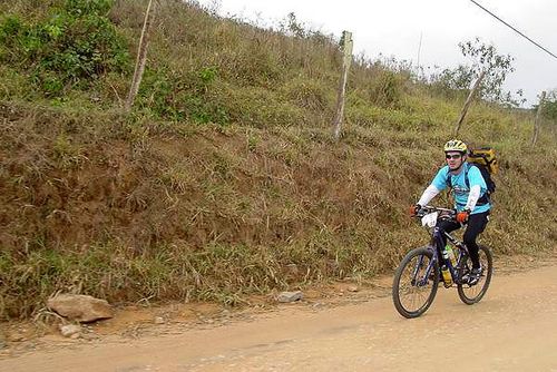 Atleta pedala no início da prova (foto: Cristina Degani / www.webventure.com.br)