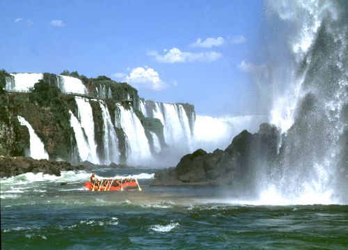 Rafting em meio as Cataratas (foto: Divulgação Campo de Desafios)