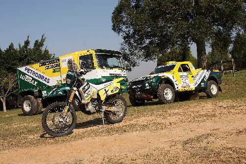 Carro  moto e caminhão em verde e amarelo. (foto: Donizetti Castilho/Divulgação)