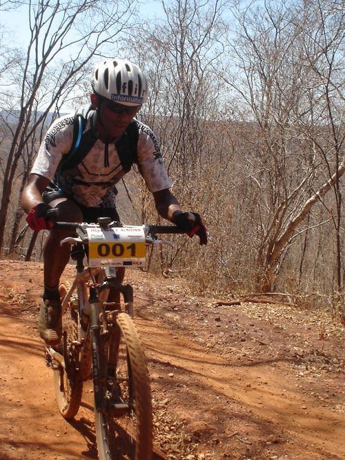 Biker na caatinga (foto: Camila Christianini/ Webventure)