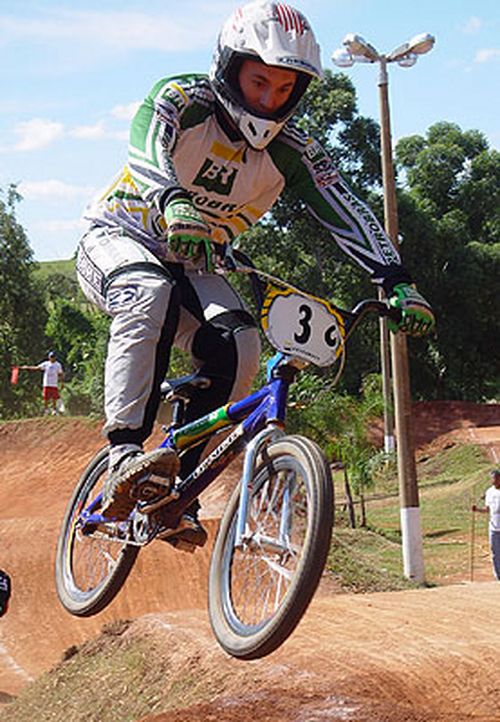 O biker Gustavo Chiara pedala durante a prova (foto: Divulgação)