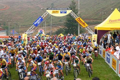 Atletas durante a largada da segunda etapa de 2005 (foto: Divulgação)