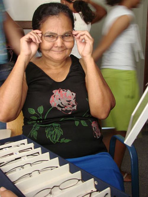 Moradora escolha óculos (foto: Divulgação)