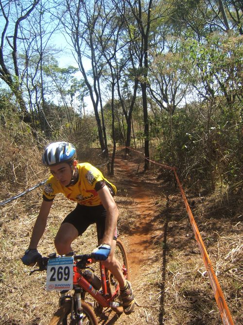 Biker faz reconhecimento da pista (foto: Debora de Lucas/ www.webventure.com.br)