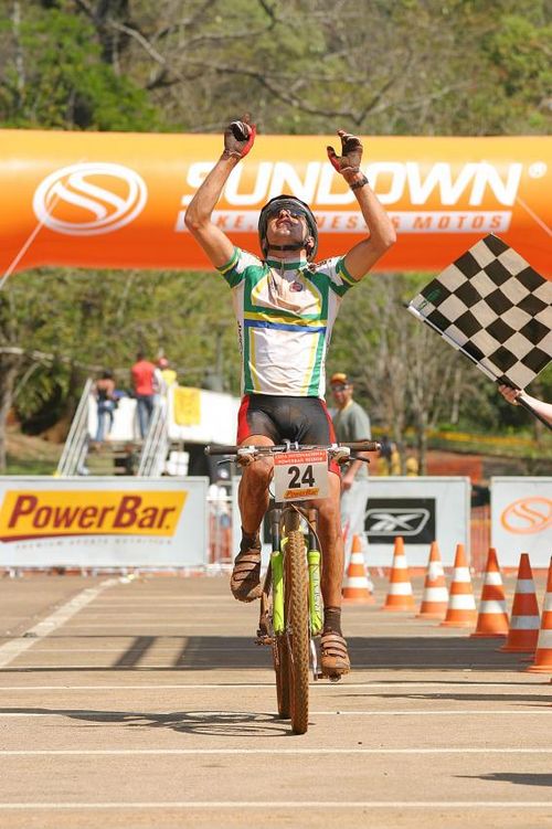 Ricardo Pscheidt comemora vitória na terceira etapa da Inter de MTB (foto: Fábio Piva/  PPPress)