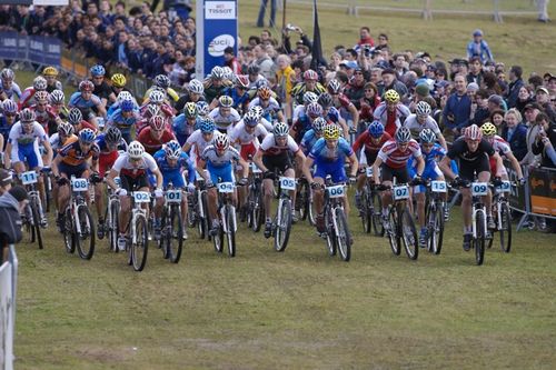 Largada da prova do Sub-23 de Cross-country. (foto: Graeme Murray/Divulgação)