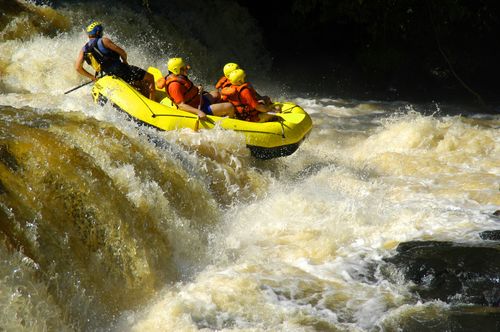 Turistas praticam rafting (foto: Dilvugação / Alaya)