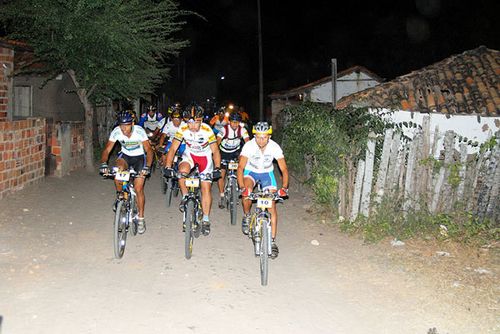 Competidores durante etapa noturna de 25 km (foto: Andrea Faidiga/ Divulgação)